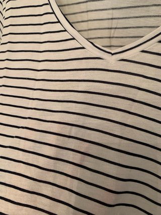 Camiseta Bershka rayas azul marino y blanca