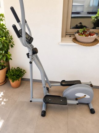 Elíptica gris para ejercicio en casa