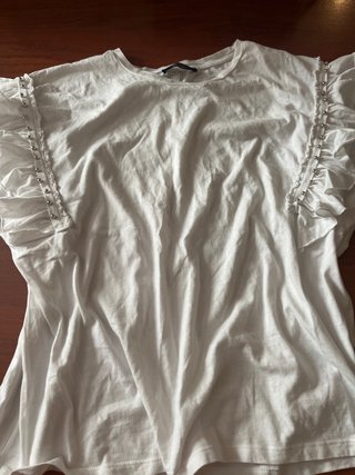 Camiseta Bershka blanca con volantes y tachuelas