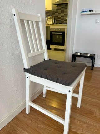 Silla de comedor blanca con cojín gris