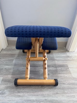 Silla ergonómica rodillas azul y madera