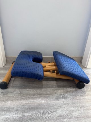 Silla ergonómica rodillas azul y madera