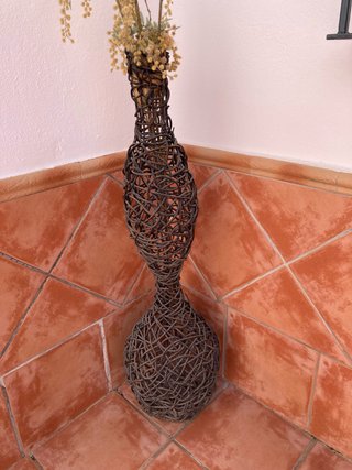 Florero decorativo de mimbre