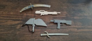 Accessori per action figure: spade, asce, fucili