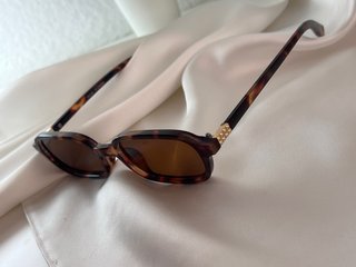Gafas de sol doradas y marrones
