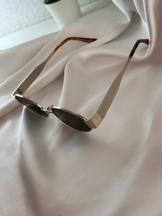 Gafas de sol doradas y marrones