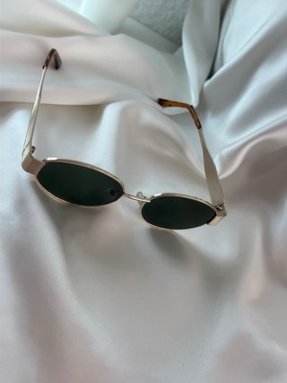 Gafas de sol doradas y marrones