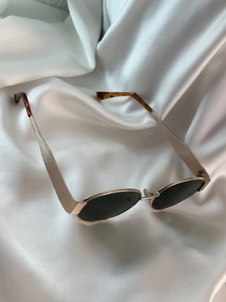Gafas de sol doradas y marrones