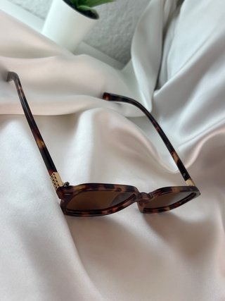 Gafas de sol doradas y marrones