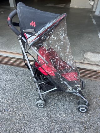 Carrito de paseo Maclaren rojo y negro