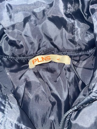 Chaqueta acolchada negra con mangas de punto