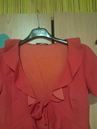 Blusa corta roja con volantes