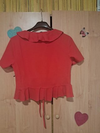 Blusa corta roja con volantes