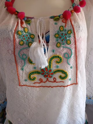 Vestido playero bordado y con flecos