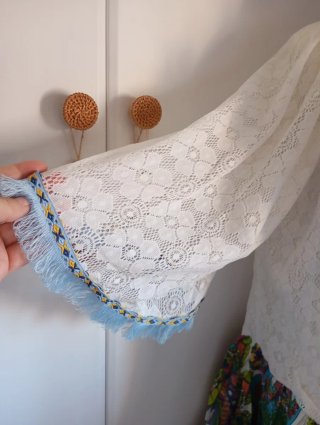 Vestido playero bordado y con flecos