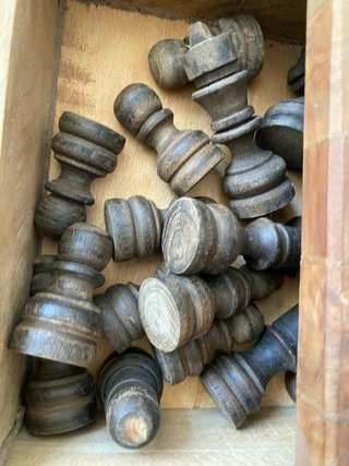 Ajedrez de madera redondo faltan piezas