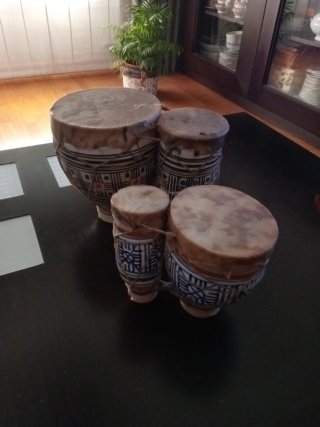 Set di strumenti musicali: tamburi e liuto.
