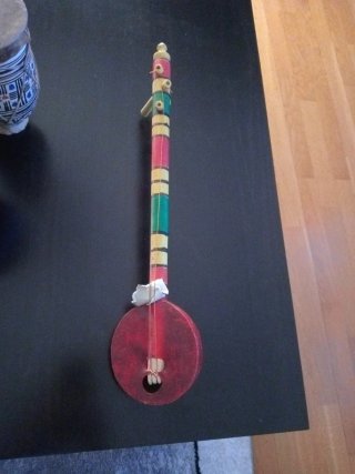 Set di strumenti musicali: tamburi e liuto.