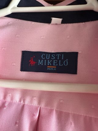 Camisa rosa con puntos blancos