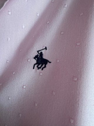 Camisa rosa con puntos blancos