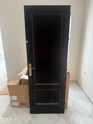 Puerta color Nogal con manilla dorada