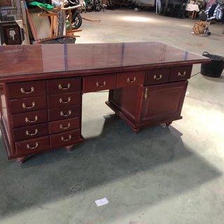 Mesa de madera con cristal
