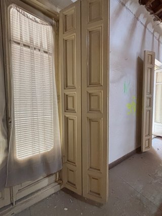 Balcón con contraventana de madera maciza
