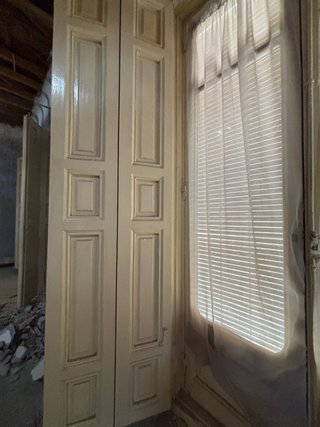 Balcón con contraventana de madera maciza