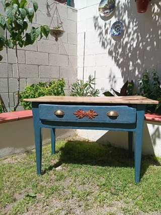Mesa antigua carnicera azul de madera