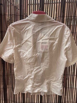 Blusa blanca con volantes y botones