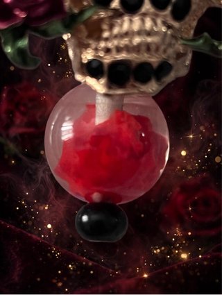 Llavero Calavera Artesanal con Rosa y Cristal