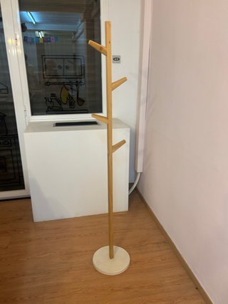 Colgador de pie de madera