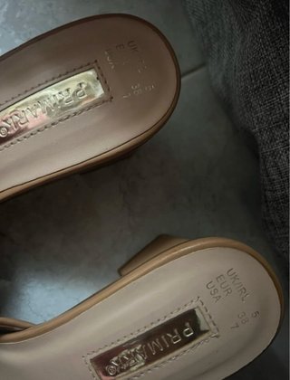 Sandalias tacón Primark beige/nude.