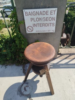 Taburete pintor antiguo madera