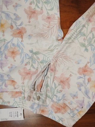 Pantalón vaquero floral nuevo