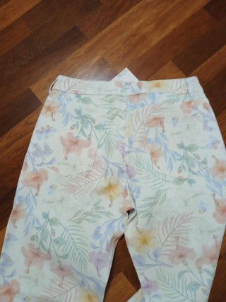 Pantalón vaquero floral nuevo