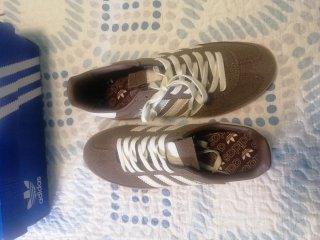 Zapatillas Adidas Marrones y Blancas