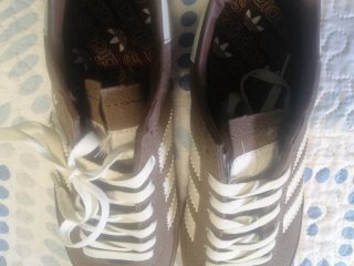 Zapatillas Adidas Marrones y Blancas