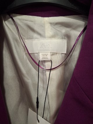 Traje buganvilla plumas pantalón y chaqueta zara