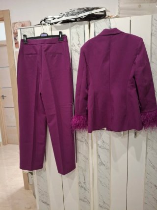 Traje buganvilla plumas pantalón y chaqueta zara
