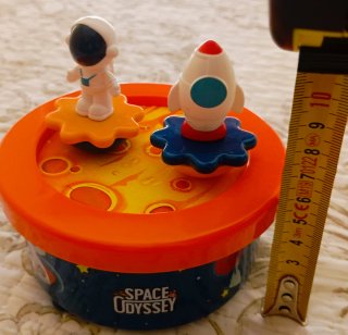 Caja musical con figuras giratorias