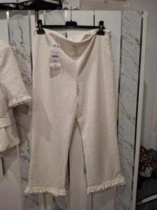 Traje Zara Chaqueta Peplum y Pantalón Volantes