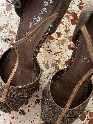 Tacones Marrones y Dorados Brillantes