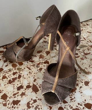 Tacones Marrones y Dorados Brillantes