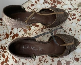 Tacones Marrones y Dorados Brillantes