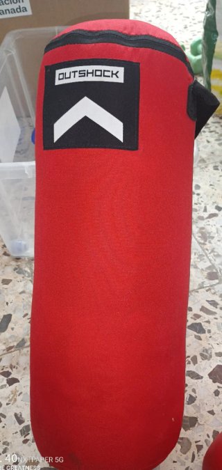 Saco boxeo y guantes Outshock 4oz
