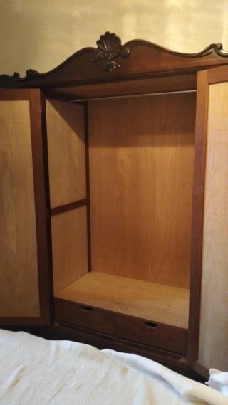 Armario antiguo de madera