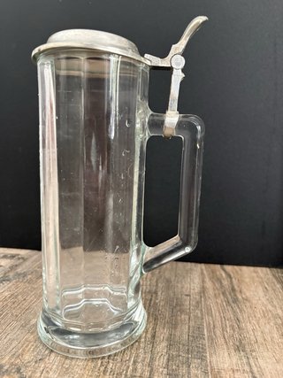 Jarra de cristal con tapa metálica