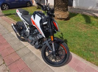 KTM Duke 390 Blanca y Naranja