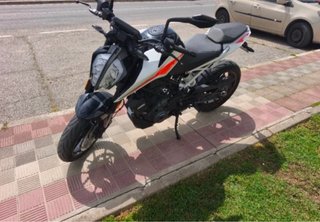 KTM Duke 390 Blanca y Naranja